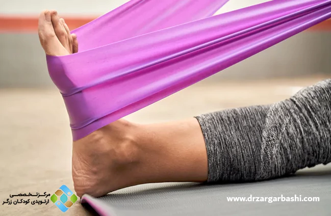 تمرین با کش برای اصلاح صافی کف پا